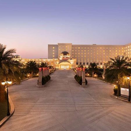 Ramada By Wyndham Lucknow Hotel And Convention Center Exterior foto