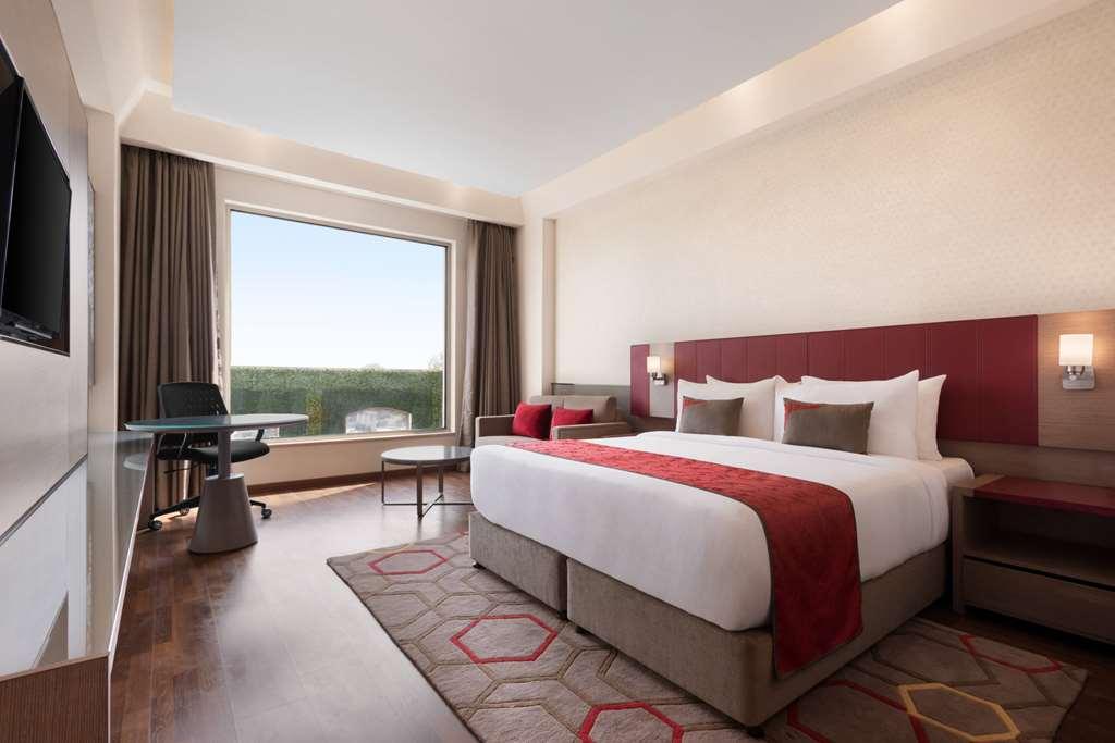 Ramada By Wyndham Lucknow Hotel And Convention Center Quarto foto